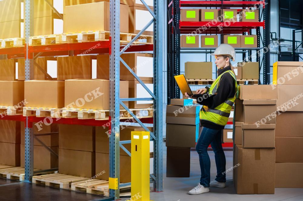 Фото сотрудницы склада в распределительном центре fulfillment-компании. На фотографии показана женщина-работник склада с ноутбуком, находящаяся среди складских стеллажей. Фотоснимок демонстрирует использование компьютерного оборудования для работы с программным обеспечением: изображение отражает процесс выбора мест хранения и управления размещением товаров на складе. Иллюстрация подчёркивает современный подход к складской логистике и цифровизацию рабочих процессов.

Эту фотографию можно использовать для иллюстрации тем, связанных с fulfillment-центрами, управлением складом, выбором ячеек хранения с помощью программного обеспечения и автоматизацией логистики. Она подойдёт для презентаций WMS-систем, сайтов логистических операторов, материалов о цифровых складах и обучающего контента для складского персонала.